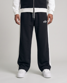 BLACK TRACKPANTS