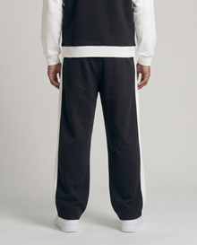 BLACK TRACKPANTS